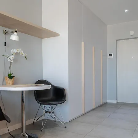 Capital Towers Sunrise Premium 14 Pietro / 14th Floor Apartment *
